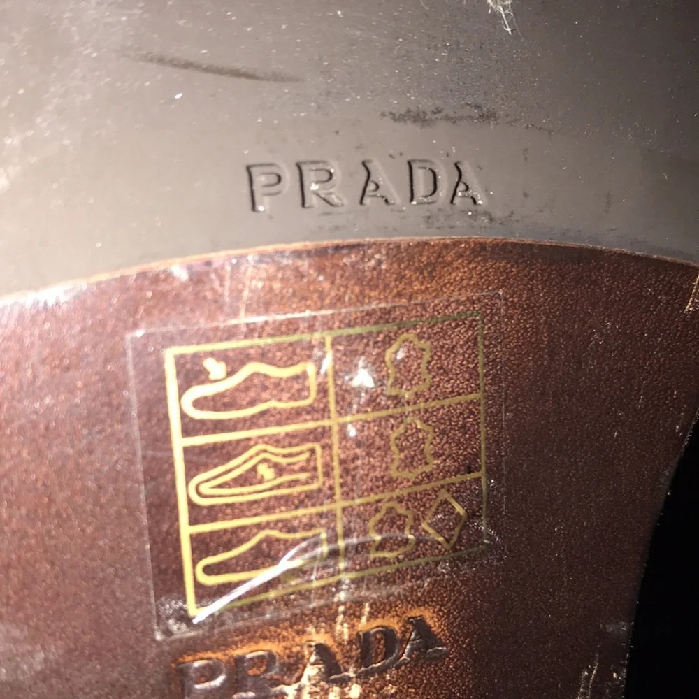 PRADA - Picture 4 of 7